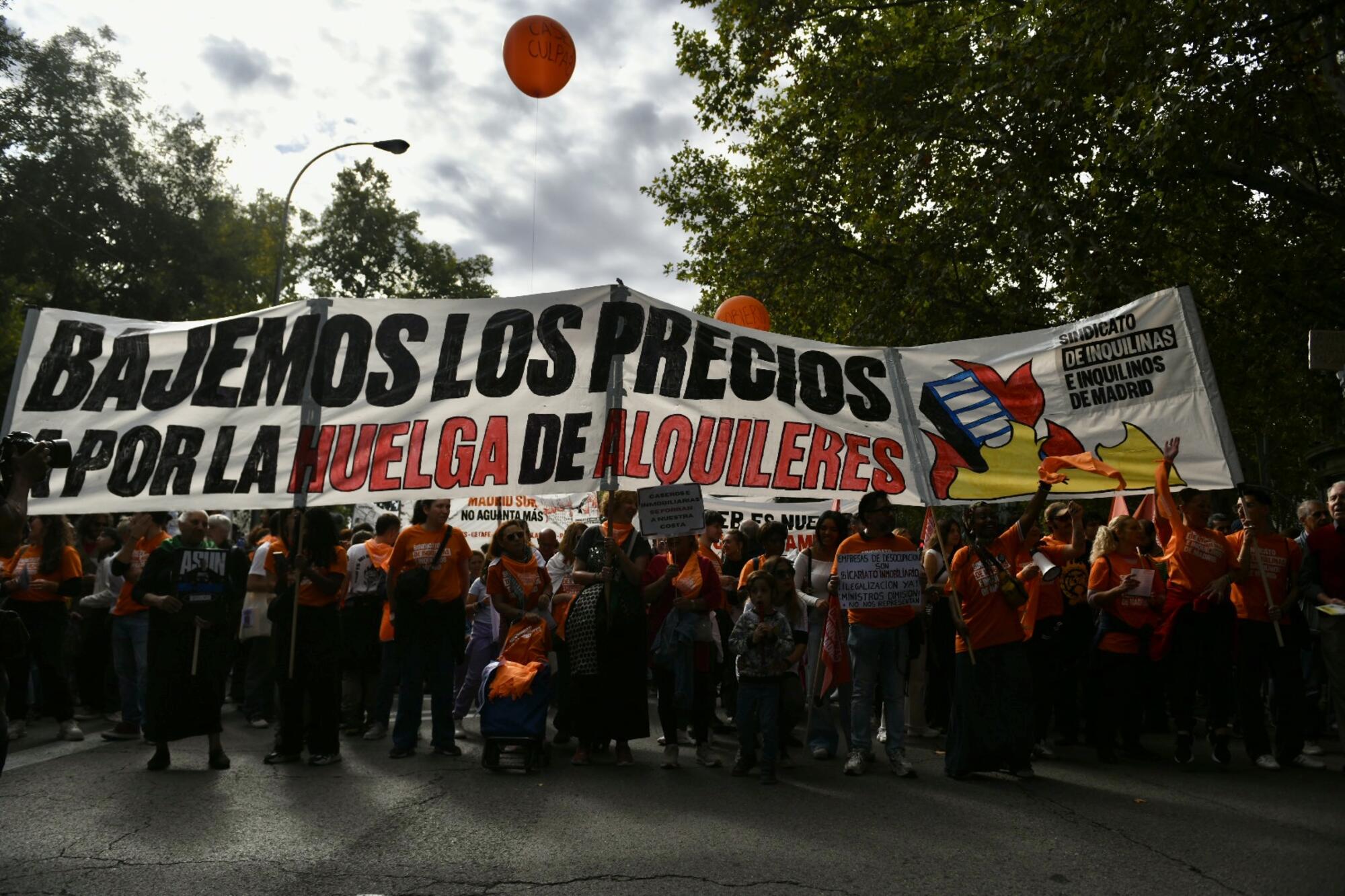 Decenas de miles de personas tomaron Madrid el 13 de octubre de 2024 para protestar por la falta de medidas para contener los precios del alquiler. - 1